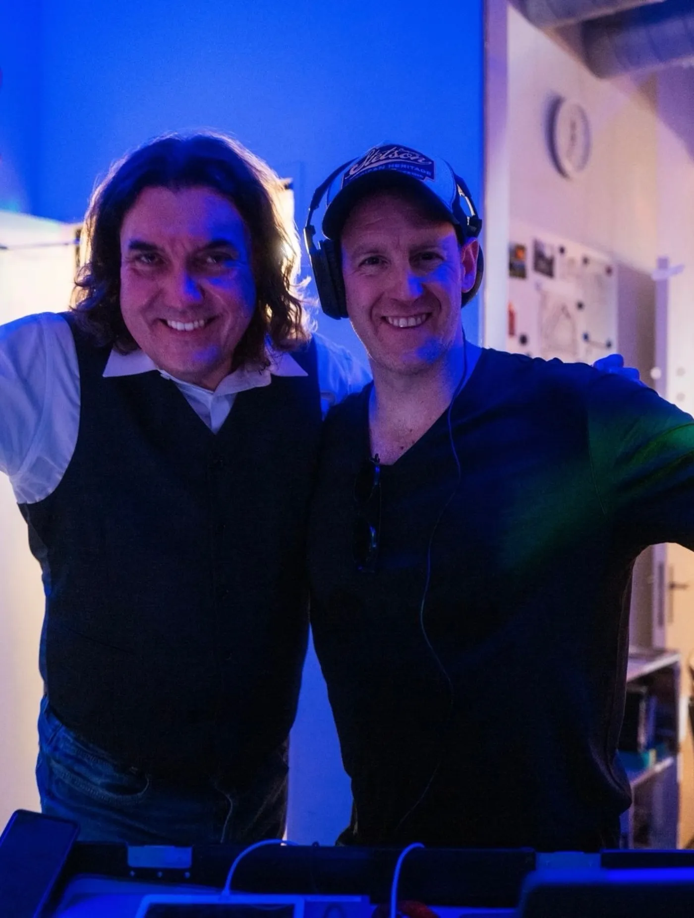 Michael Peter bei einem Musik-Event mit einem Kollegen